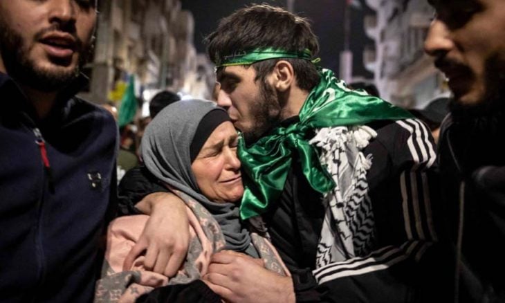 بينهم أسماء بارزة.. المقاومة تنتزع حرية 600 أسير من سجون الاحتلال بيوم