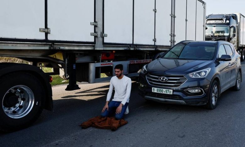 في وهم دولة السلطة.. الإفطار على الحواجز عادة رمضانية