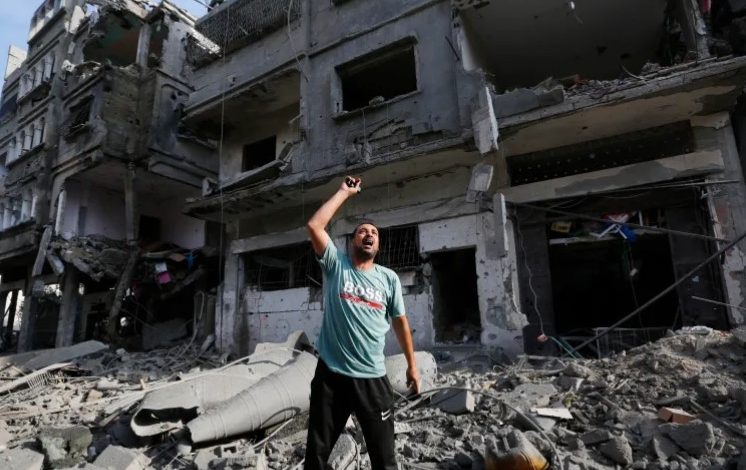 غزة والضفة تذبحان.. مفتي القدس يثير غضب الفلسطينيين بعد دعوته لتحري هلال العيد