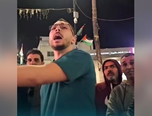 متخابر وهارب.. تعرف على من يقف خلف مسيرة رام الله التي تطالب المقاومة بالتنحي