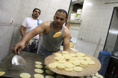 مستغلون من أرباب العمل.. عمال الضفة في رمضان لا يجدون من يدافع عن حقوقهم