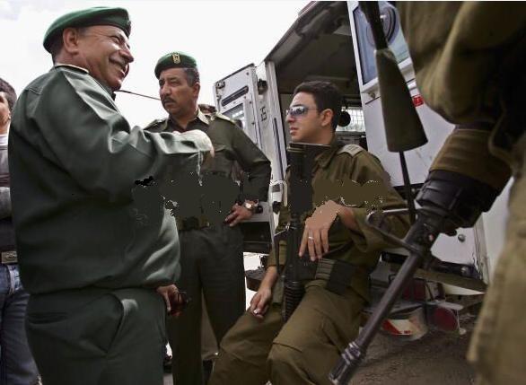 كاتب: السلطة وفتح تنفذا سياسات لتحجيم المقاومة حفاظا على مصالحهم