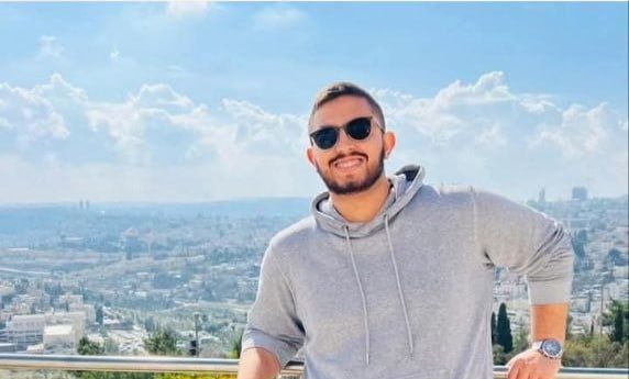 والد الطالب محمد شنطور يعتصم داخل جامعة النجاح للمطالبة بالإفراج عن نجله من سجون السلطة