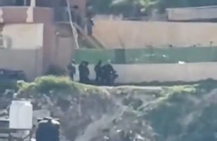 سادية وإجرام.. عناصر السلطة يعتدون بوحشية على شاب خلال اعتقاله