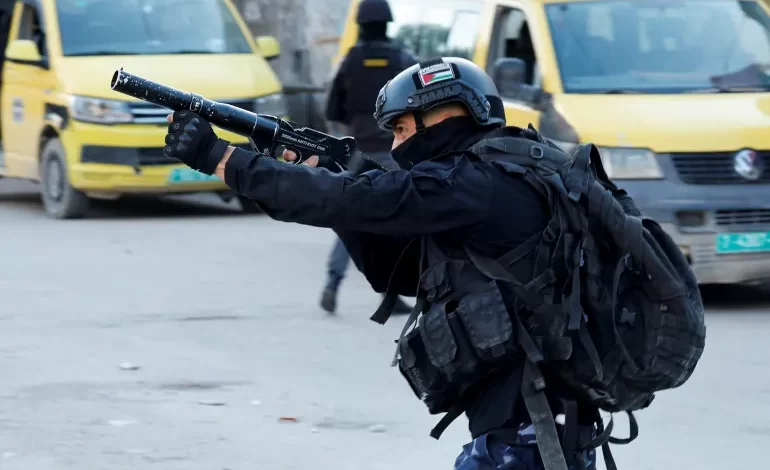 سلطة بلا سلطة واحتلال بلا تكلفة.. محافظ طولكرم يأمر عناصر السلطة بالعمل بملابس مدنية