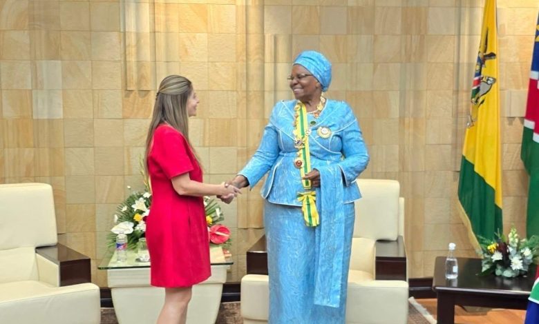 سفيرة السلطة في جنوب أفريقيا تثير ضجة بسبب ملابسها الفاضحة