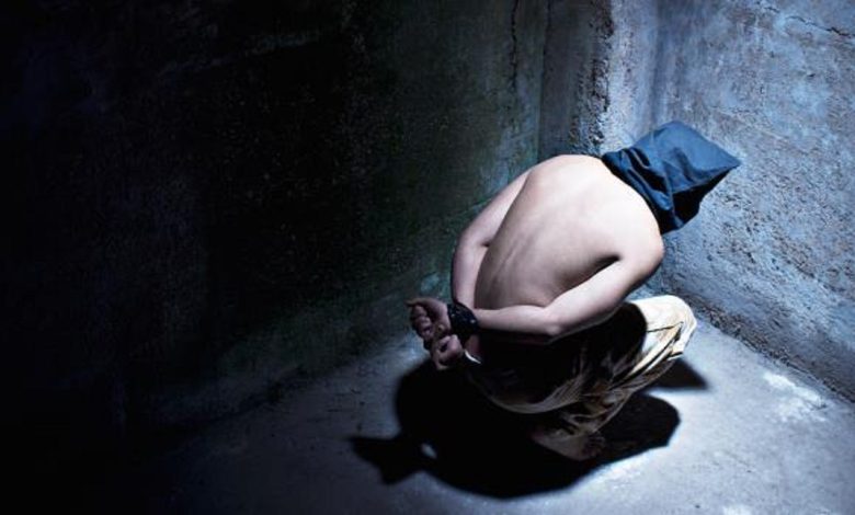 في رمضان.. من يُصفد زبانية التعذيب في سجون السلطة؟