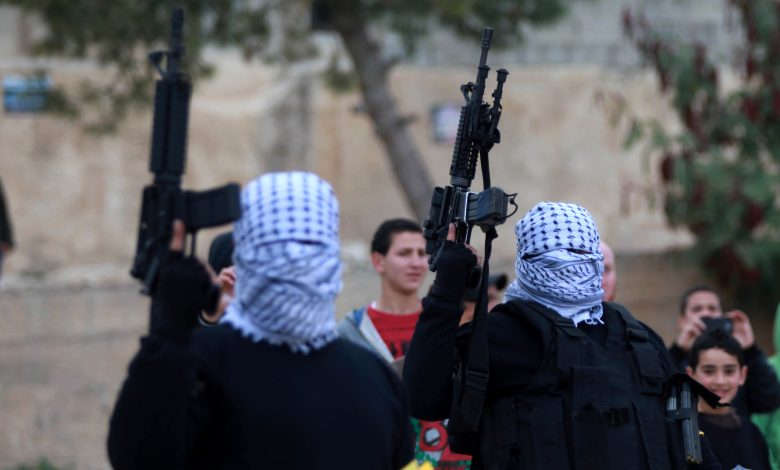 حشد للسلاح وشراء للولاءات.. الصراع الفتحاوي على حافة الانفجار