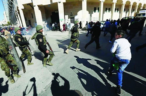 لأسباب صادمة.. الفلسطينيون لا يرغبون بمنع تفكيك السلطة