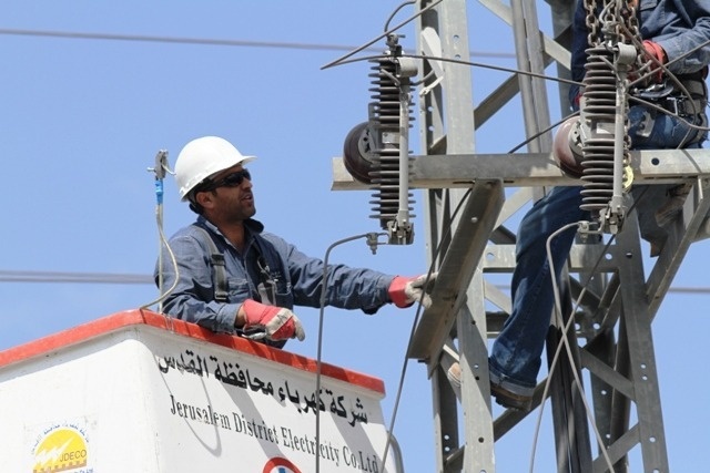 مهزلة.. السلطة تقهر المواطنين بالضفة عبر زيادة سعر الكهرباء