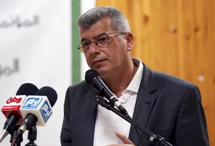 عباس يستكمل انتقامه من عيسى قراقع بإقالته من رئاسة المكتبة الوطنية