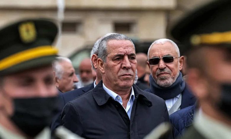 بعد ترحيب الأنظمة العربية بـ”الشيخ”.. هل بات عباس يعد أيامه الأخيرة؟
