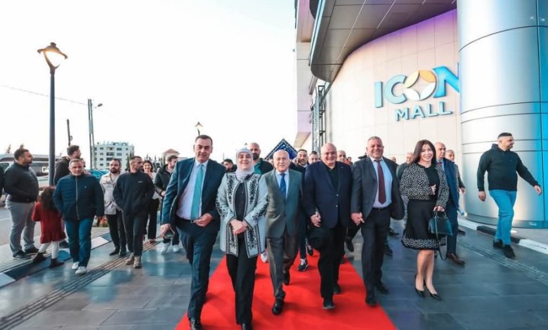 محافظ الاستعراضات “ليلى غنام” تشارك في حفل “افتتاح مول” والنازحون في العراء!