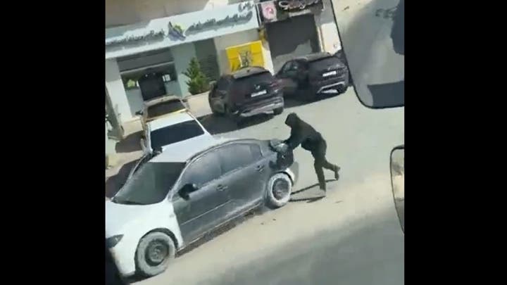 شاهد| في الخليل.. سرقة فرع لبنك فلسطين بوضح النهار