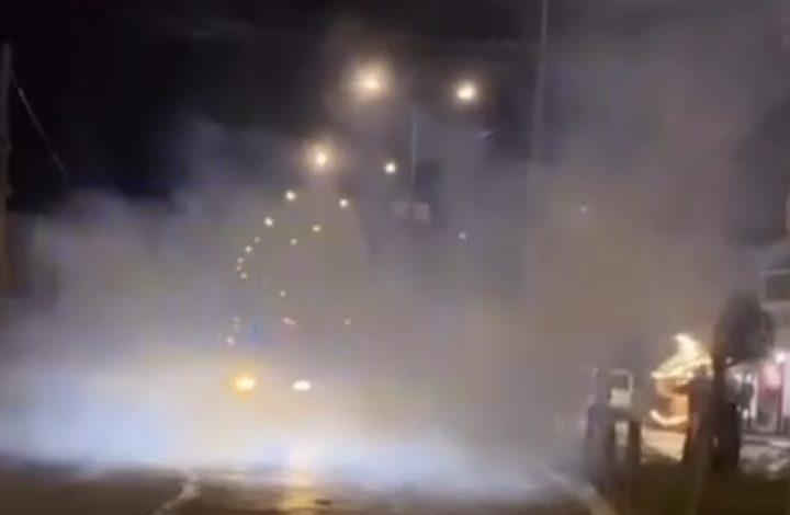 بالغاز والرصاص.. أجهزة السلطة تعتدي على المواطنين عند مدخل مخيم الأمعري