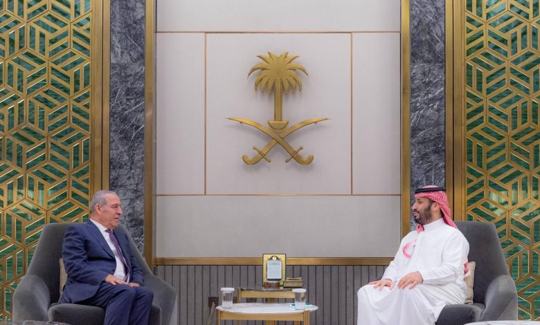 أنظمة عربية تستقبل “الشيخ” كالرؤساء.. هل باتت أيام عباس في الحكم معدودة؟