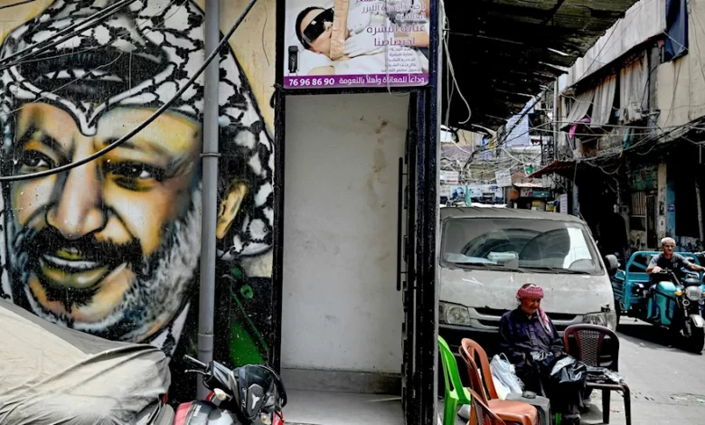 صحيفة: زيارة عباس للبنان فشلت بنزع سلاح المخيمات قبل حدوثها