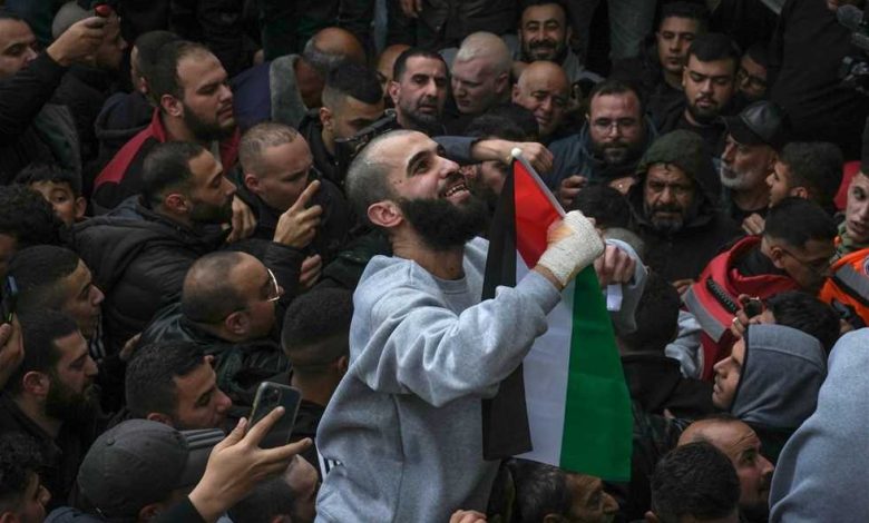 السلطة تعاقب الأسرى المحررين وتحتجزهم في مصر