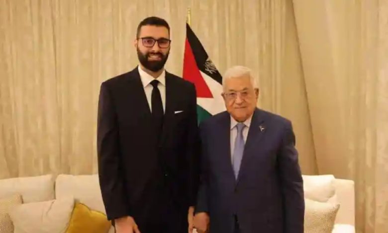 معتز عزايزة يهاجم صحفيي غزة.. عندما يعتقد الأرزقي أن الكل مثله!