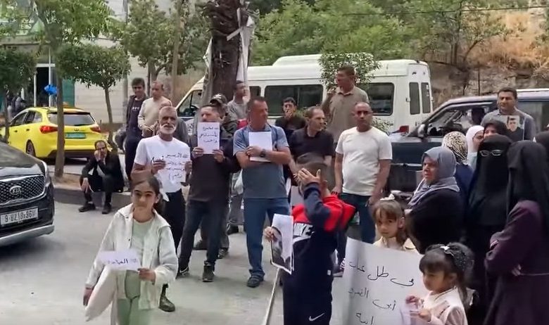 السلطة تحارب أهالي الأسرى عبر قطع رواتب أبنائهم