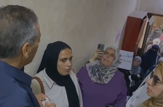 أهالي الأسرى في الخليل يحتجون على قطع السلطة لرواتب أبنائهم