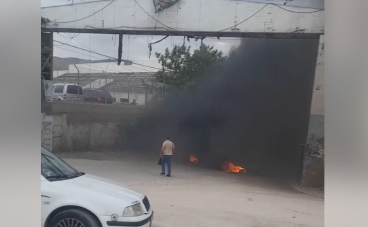 أشعلوا الإطارات.. شبان الفارعة ينفجرون غضباً على إعدام السلطة لـ”زهران”