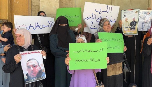 أجهزة السلطة تعتدي على أهالي الأسرى لمطالبتهم بإعادة رواتب أبنائهم