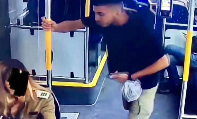 السلطة تسلم شابًا من نابلس بصق بوجه ضابطة إسرائيلية للاحتلال