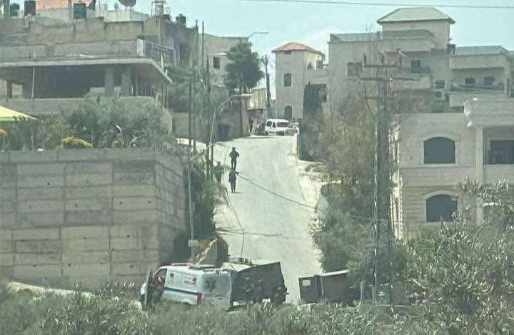 منهج مخزي.. إسعاف تابع للسلطة يقدم المساعدة لجيب احتلالي برام الله