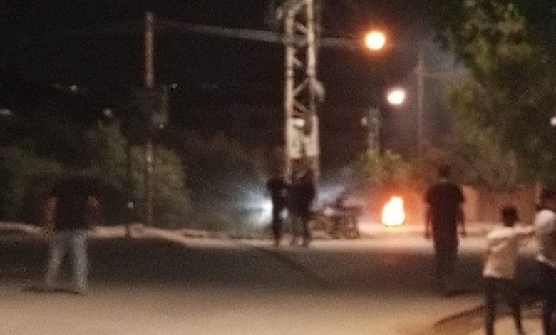 مواطنون غاضبون يتظاهرون في طوباس استنكاراً لجرائم السلطة