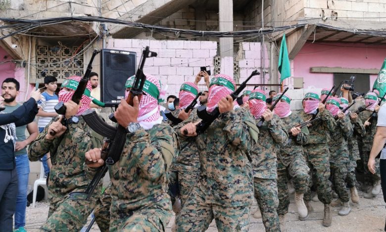 فلسطينيو لبنان: زيارة عباس لبيروت مشبوهة ولن نسلم السلاح إلا بتوافق