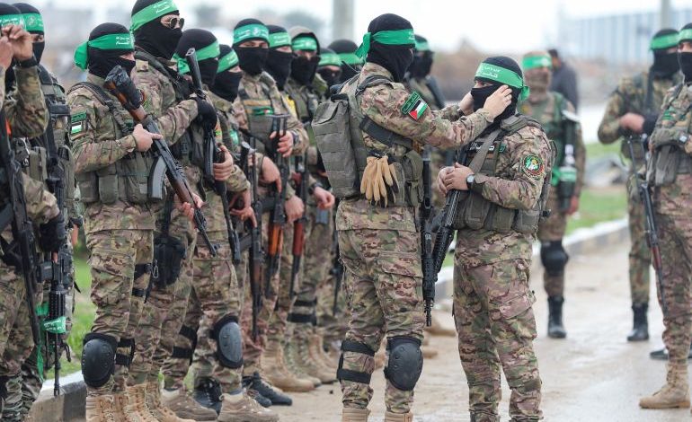 بين السلاح والاستسلام: من يطعن المقاومة في ظهرها ولماذا؟