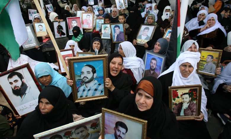 أهالي الشهداء والجرحى يرفضون التعامل مع مؤسسة “تمكين” ويطالبون بلجنة تحقيق وطنية