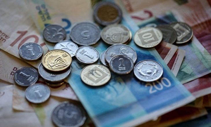 اقتصادي: حديث السلطة عن السيادة المالية مجرد وهم و”المقاصة” تكشف المستور