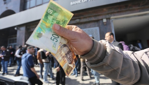 رواتب الموظفين.. حلم يصدم بواقع فشل السلطة وفسادها