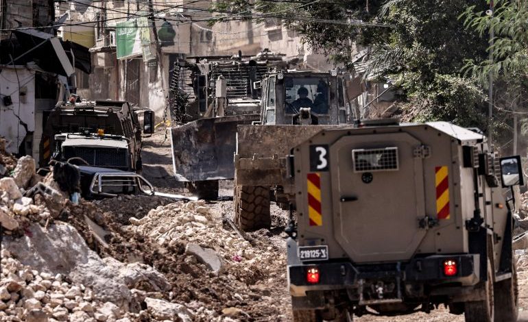 “إسرائيل” تكرر نموذج غزة في الضفة والسلطة بين الصمت والمشاركة