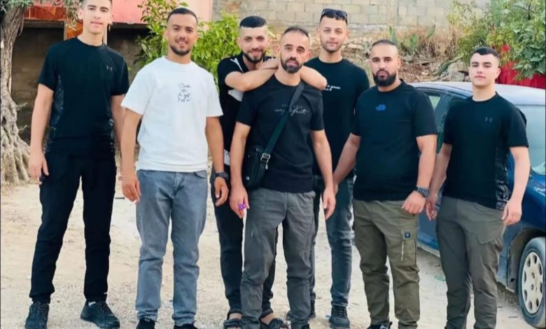 عائلة العزايزة بجنين تستنكر تغول السلطة عليها باستمرار اختطاف ٦ من أبنائها