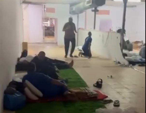 السلطة تسترزق على ظهر حجاج فلسطين بالسعودية.. “زرائب بدل الفنادق”