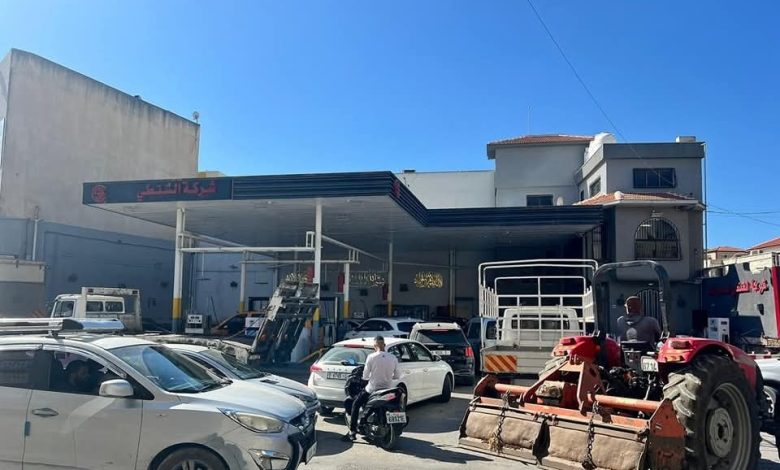 أزمة الوقود تتفاقم بالضفة والسلطة تغرق في فساد توزيع الكميات المتوفرة منه