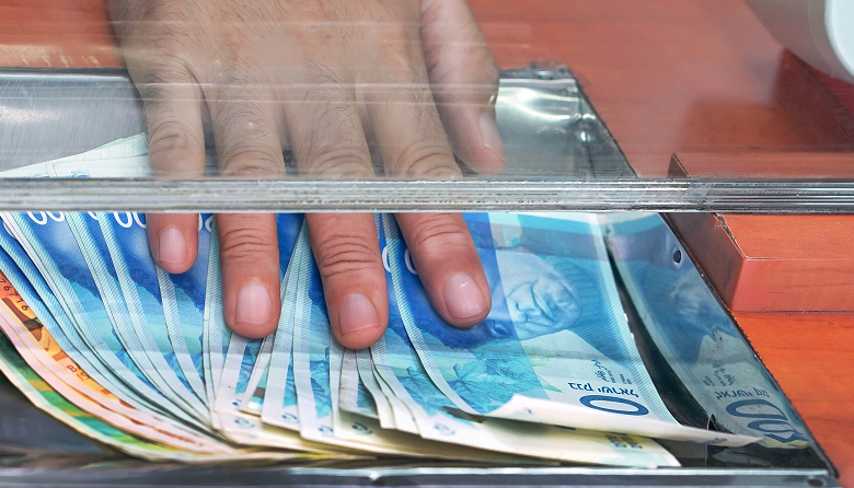 تاجر من الخليل يكشف جريمة السرقة التي تنفذها البنوك تحت ذريعة “تكدس الشيكل”