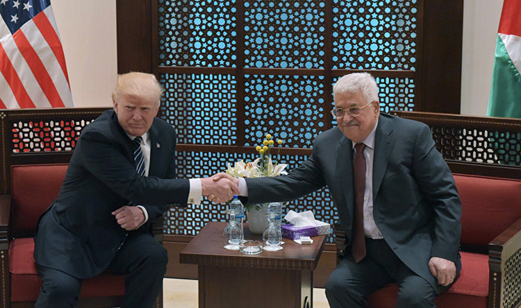 عباس يمارس الشذوذ السياسي مع ترامب.. يمدحه ويثني على مواقفه