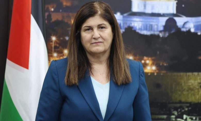 الشعب الفلسطيني يباد.. وزيرة خارجية السلطة تهرول للقاء “ساعر” في بروكسل