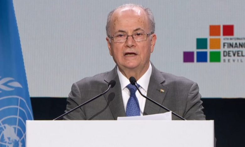 “مصطفى” يبكي بسبب المال وعينيه على أموال إعادة إعمار غزة