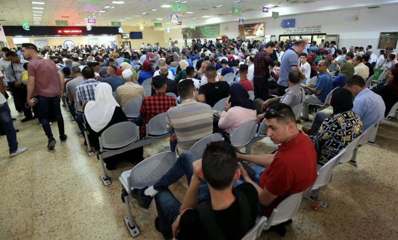 هكذا تسرق السلطة الأموال من جيوب المسافرين عبر معبر الكرامة