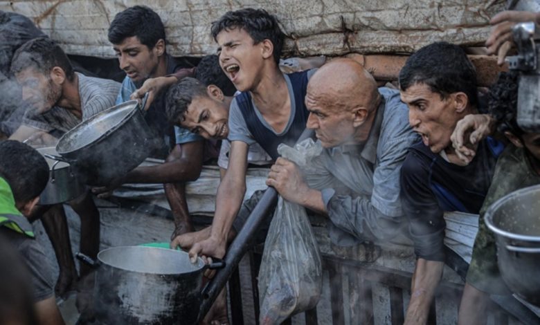 أمر قواته بقمع المحتجين بالضفة.. عباس يروج لخطوات كاذبة لوقف المجاعة في غزة