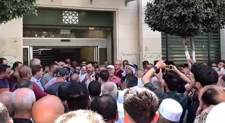 الخليل عطشى والأهالي ينفجرون غضباً ويحملون السلطة وحكومتها المسؤولية