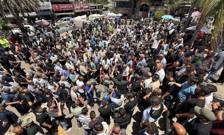 السلطة بين العجز والتواطؤ.. مواطنون يتظاهرون بطولكرم رفضاً لعدوان الاحتلال