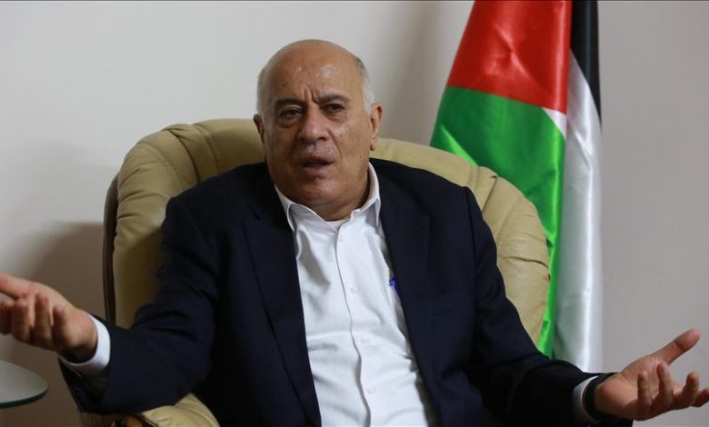 امتداداً لمواقفه الخيانية.. جبريل الرجوب بلسان الاحتلال يطالب المقاومة بالاستسلام