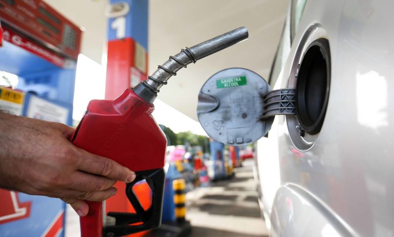 المواطن هو الضحية.. السلطة ترفع سعر الوقود بالضفة لزيادة الضرائب