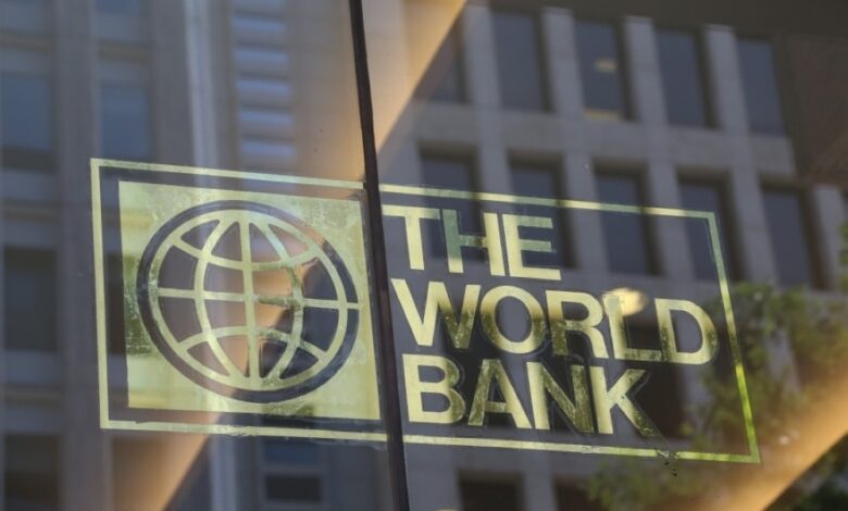 “مديونية مزدوجة”.. اقتصادي: السلطة تقترض والمواطن يدفع الثمن